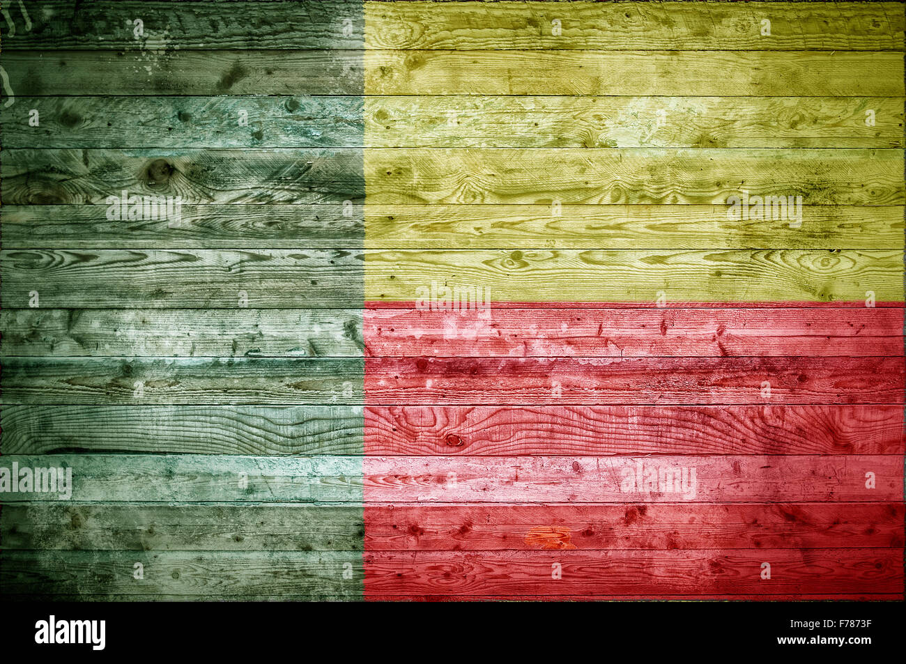 Une vignetted image de fond du drapeau du Bénin peints sur des planches de bois d'un mur ou le plancher. Banque D'Images