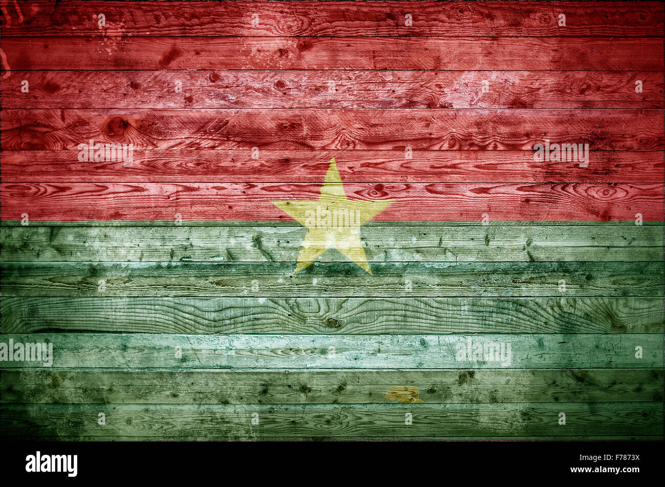 Une vignetted image de fond du drapeau du Burkina Faso peints sur des planches de bois d'un mur ou le plancher. Banque D'Images