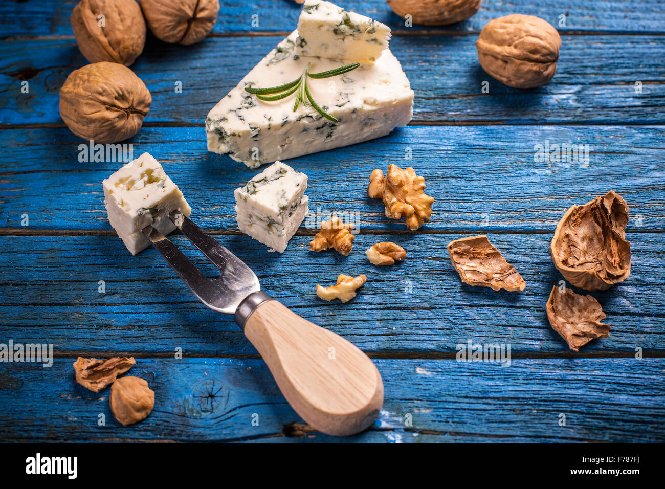 Fromage bleu avec l'écrou sur le tableau en bois bleu Banque D'Images