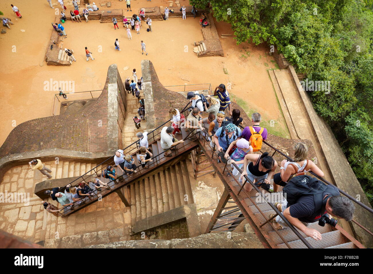 Sri Lanka - Sigiriya, touristes sur la porte du Lion de l'ancienne forteresse, l'UNESCO Banque D'Images
