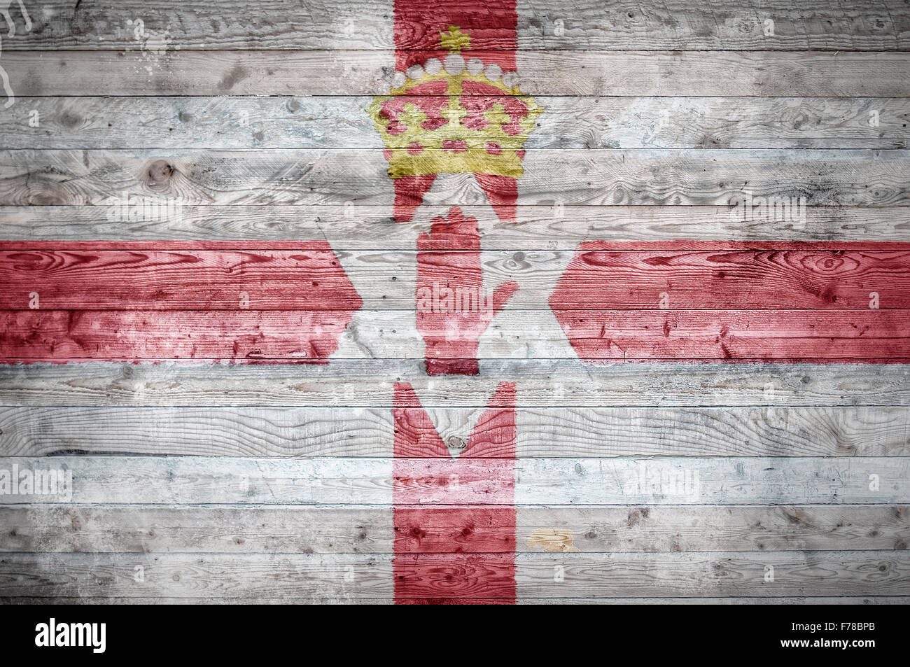 Une vignetted image de fond du drapeau de l'Irlande du Nord sur les planches de bois d'un mur ou le plancher. Banque D'Images