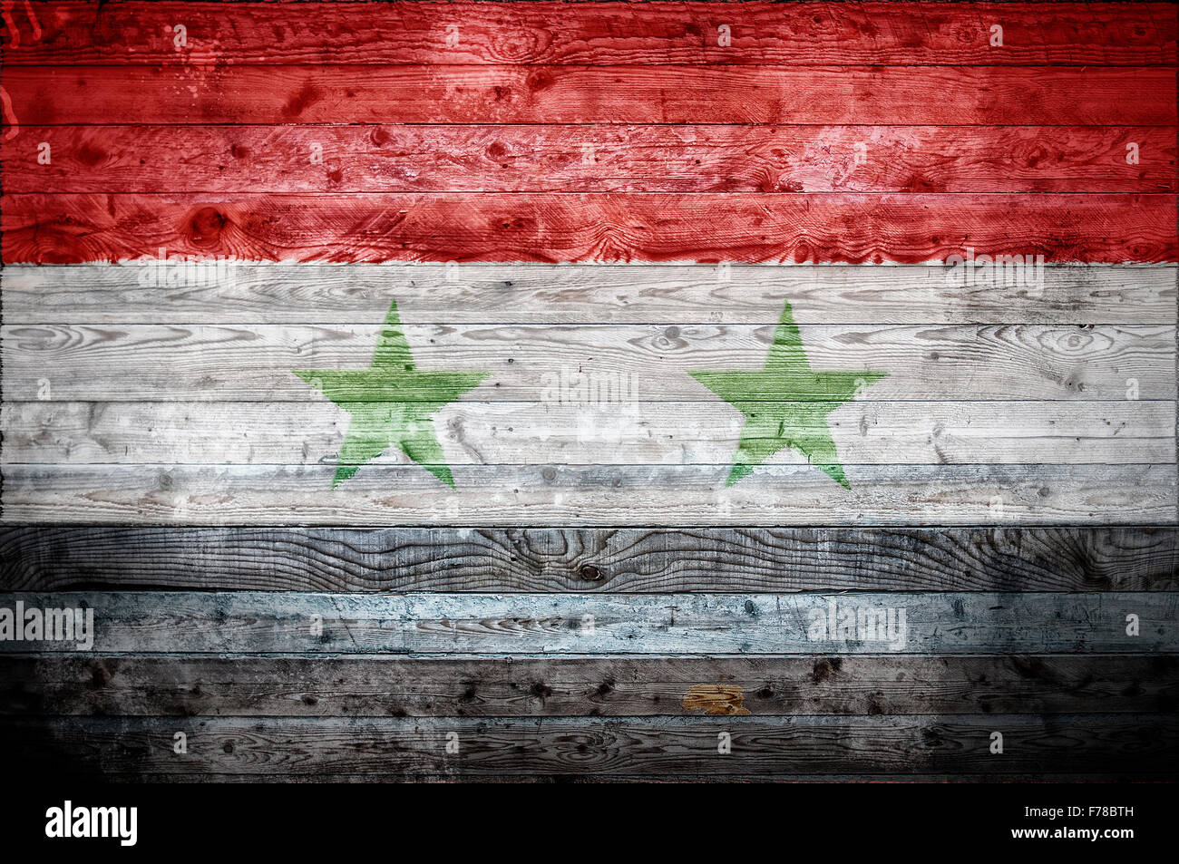 Une vignetted image de fond du drapeau de la Syrie sur les planches de bois d'un mur ou le plancher. Banque D'Images