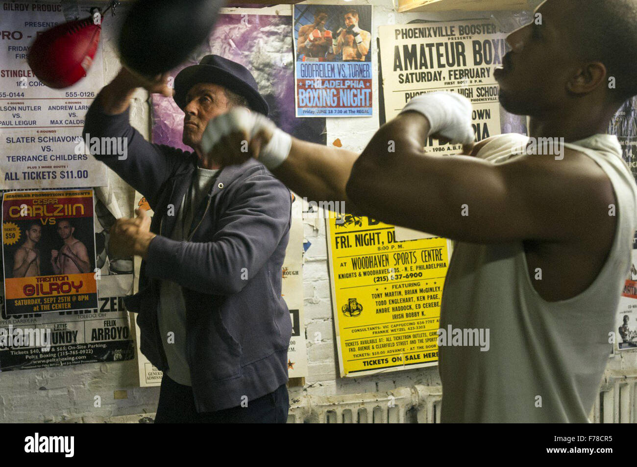 La croyance est un drame sportif américain 2015 film écrit et réalisé par Ryan Coogler, co-écrit par Aaron Covington et produit par Robert Chartoff, Irwin Winkler et Sylvester Stallone. Le film stars Michael B. Jordan comme Adonis Johnson - Apollo Creed - et le fils de Stallone reprenant le rôle de Rocky Balboa. Cette photo est pour un usage éditorial uniquement et est l'auteur de la société film et/ou le photographe attribué par le film ou la société de production et ne peut être reproduite que par des publications dans le cadre de la promotion du film ci-dessus. Un crédit obligatoire de l'entreprise exigences est film Banque D'Images