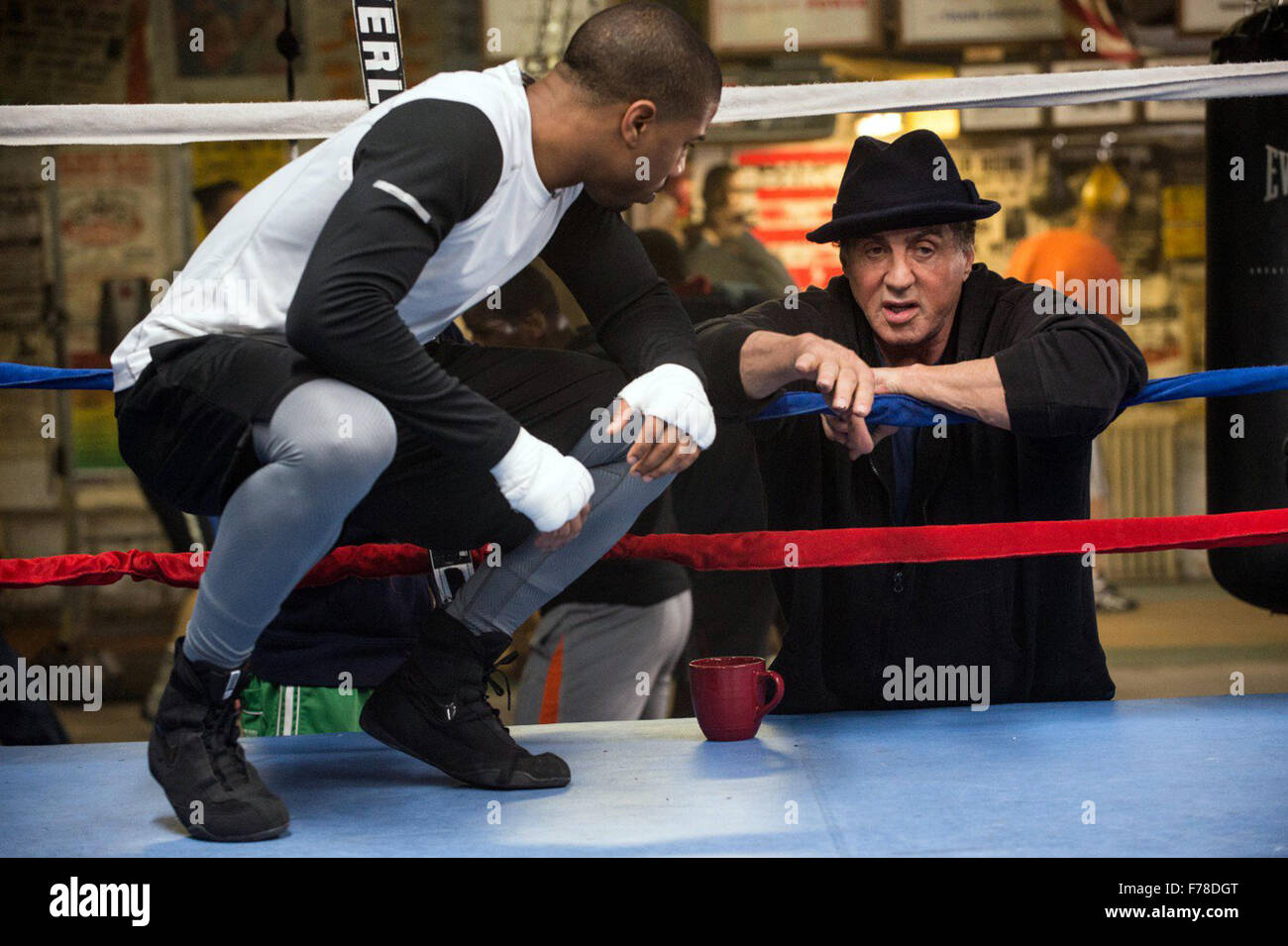 La croyance est un drame sportif américain 2015 film écrit et réalisé par Ryan Coogler, co-écrit par Aaron Covington et produit par Robert Chartoff, Irwin Winkler et Sylvester Stallone. Le film stars Michael B. Jordan comme Adonis Johnson - Apollo Creed - et le fils de Stallone reprenant le rôle de Rocky Balboa. Cette photo est pour un usage éditorial uniquement et est l'auteur de la société film et/ou le photographe attribué par le film ou la société de production et ne peut être reproduite que par des publications dans le cadre de la promotion du film ci-dessus. Un crédit obligatoire de l'entreprise exigences est film Banque D'Images