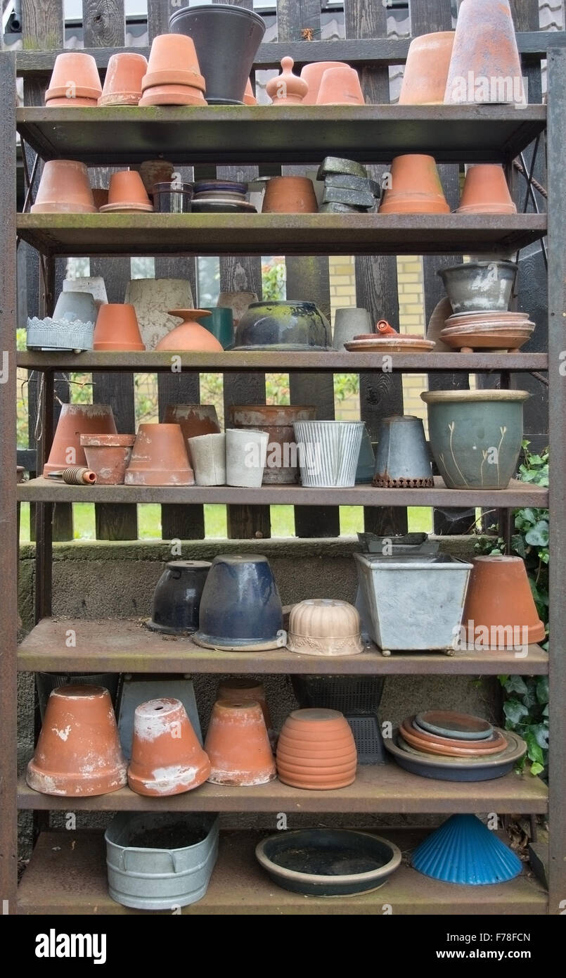 Pots de jardin en différentes formes et forme dans un rack en bois à l'extérieur. Banque D'Images