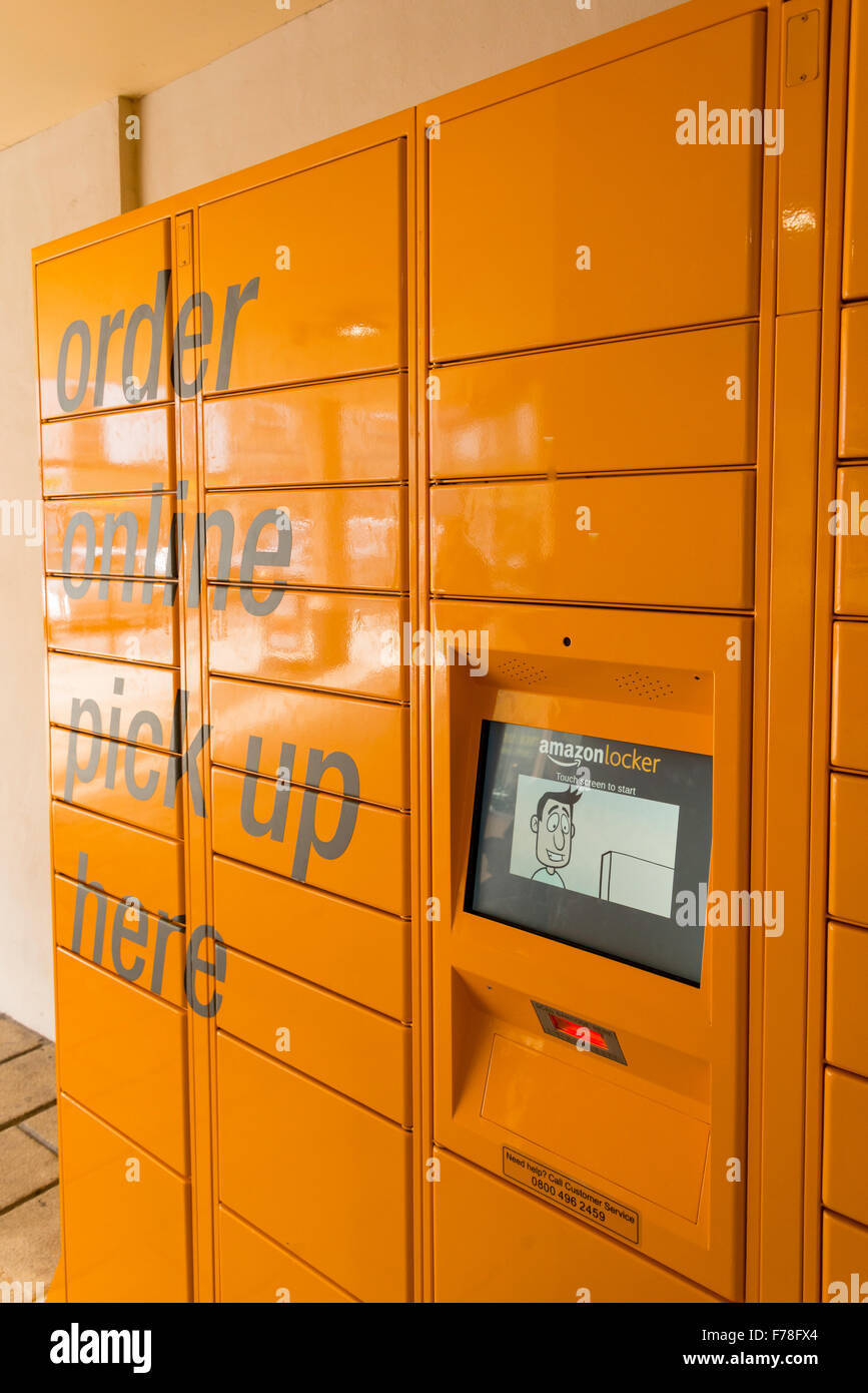 Pick up en ligne Amazon Amazon locker, Market Place, WARMINSTER, Wiltshire, Angleterre, Royaume-Uni Banque D'Images