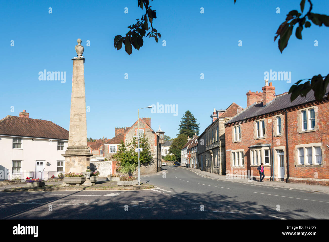 Obélisque à la sortie d'argent et de l'Église Rue, WARMINSTER, Wiltshire, Angleterre, Royaume-Uni Banque D'Images