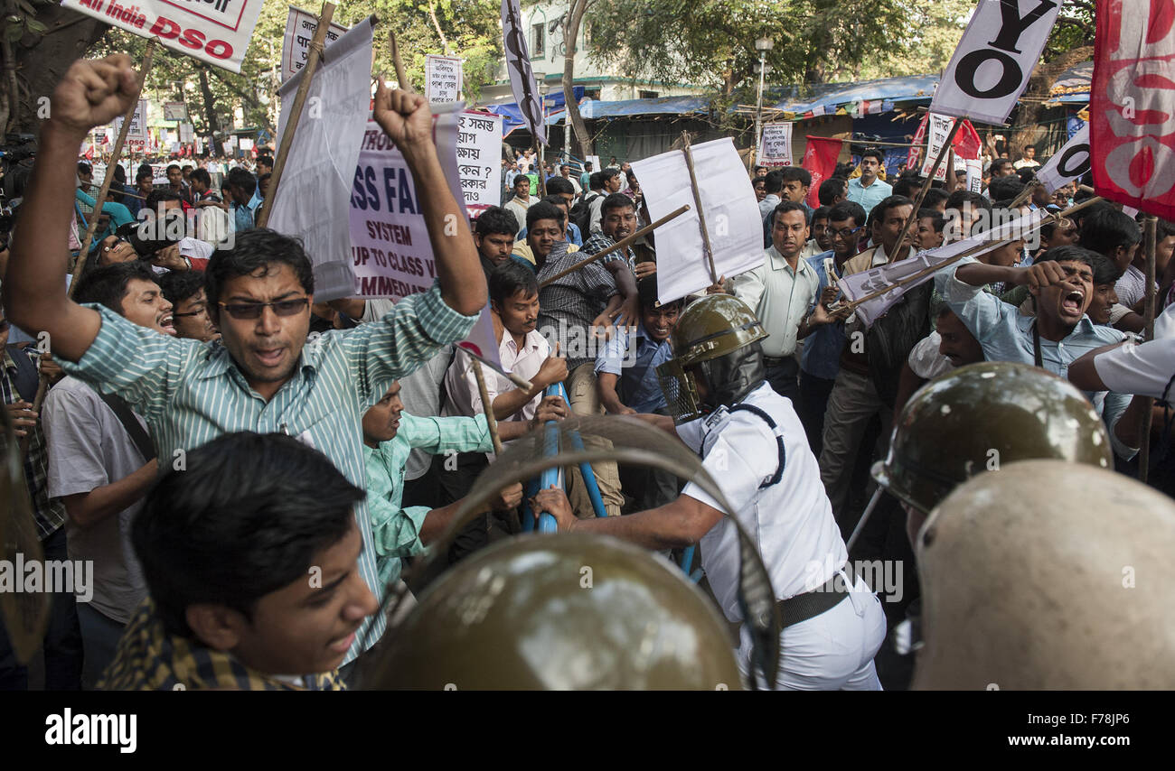 Kolkata, État indien du Bengale occidental. 26 Nov, 2015. Militants de gauche indienne de tenir un rassemblement pour protester contre les politiques du gouvernement local dans la région de Kolkata, capitale de l'Est de l'état indien du Bengale occidental, le 26 novembre 2015. © Tumpa Mondal/Xinhua/Alamy Live News Banque D'Images