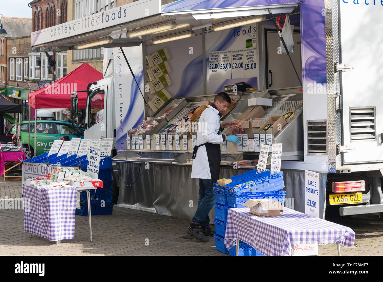 Les aliments réfrigérés stall, Yeovil Street Market, rue moyenne inférieure, Yeovil, Somerset, England, United Kingdom Banque D'Images