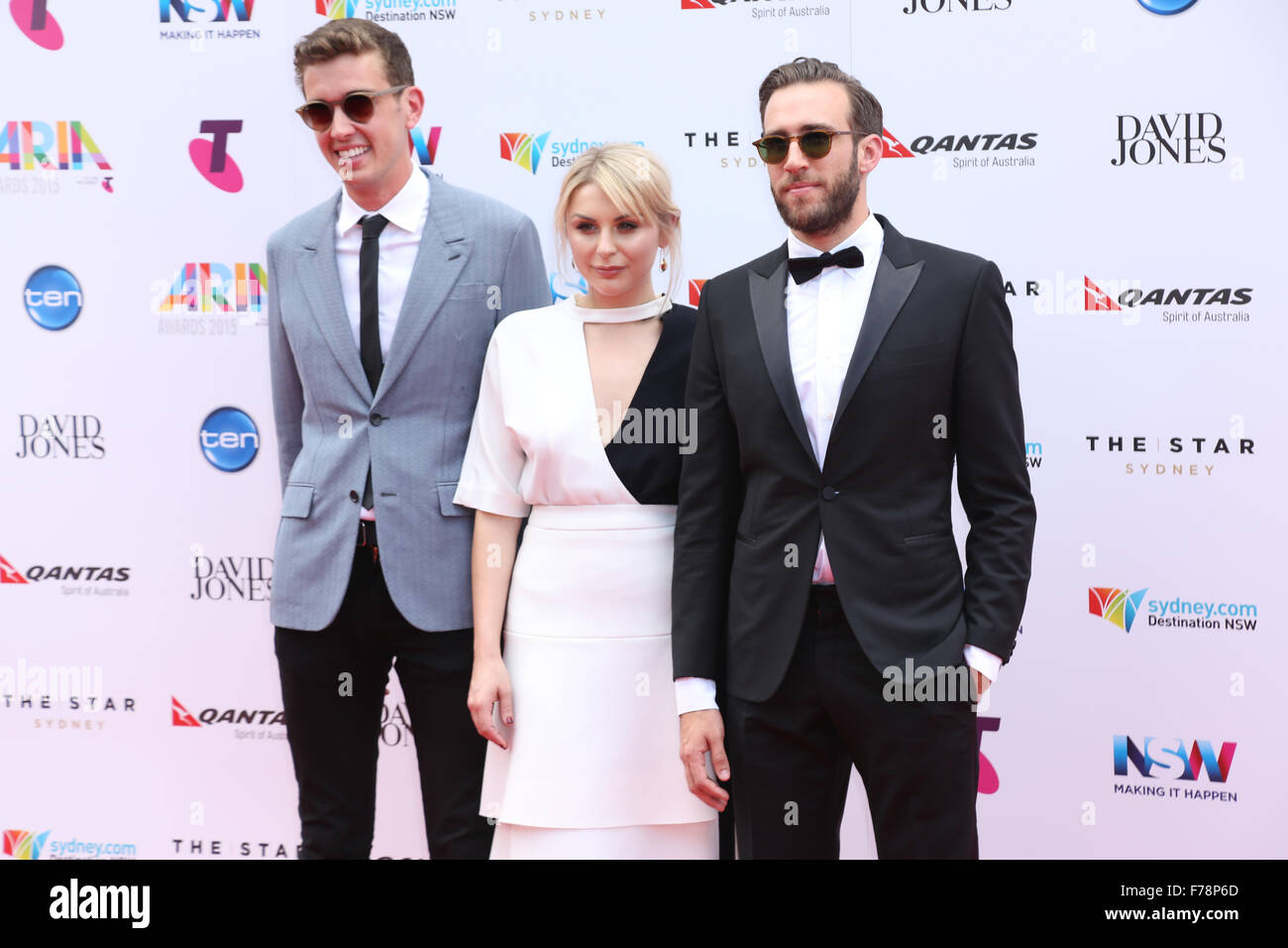 Sydney, Australie. 26 novembre 2015. Équipements de vol et Owl Eyes arrivent sur le tapis rouge à l'étoile, Pyrmont pour la 29e assemblée annuelle de l'industrie du disque australienne (ARIA). Crédit : Richard Milnes/Alamy Live News Banque D'Images