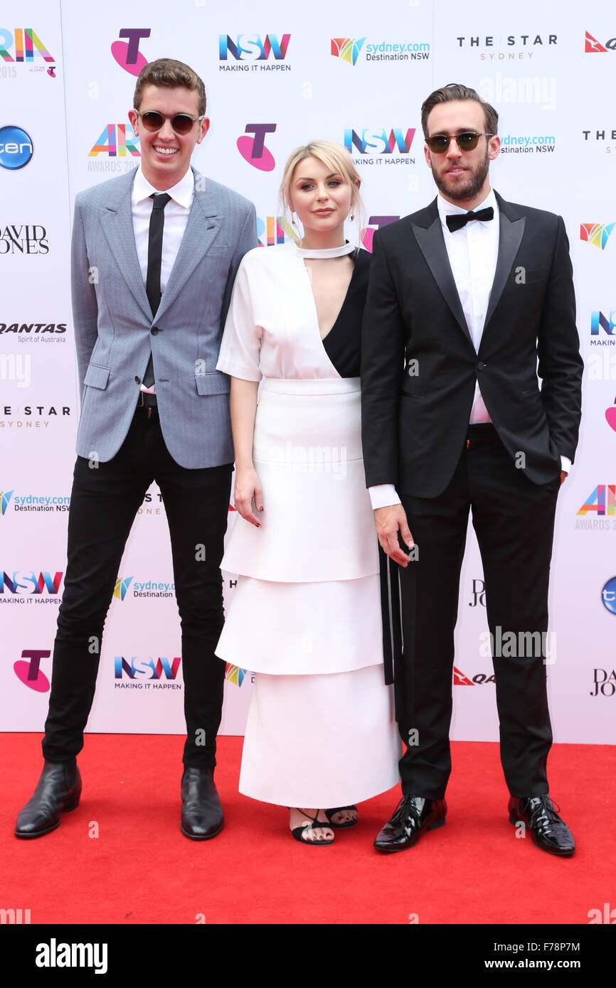 Sydney, Australie. 26 novembre 2015. Équipements de vol et Owl Eyes arrivent sur le tapis rouge à l'étoile, Pyrmont pour la 29e assemblée annuelle de l'industrie du disque australienne (ARIA). Crédit : Richard Milnes/Alamy Live News Banque D'Images