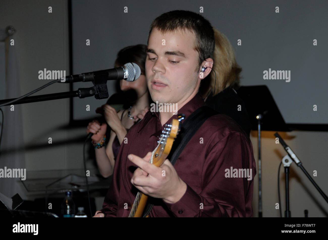 Guitariste dans un groupe de l'église Banque D'Images