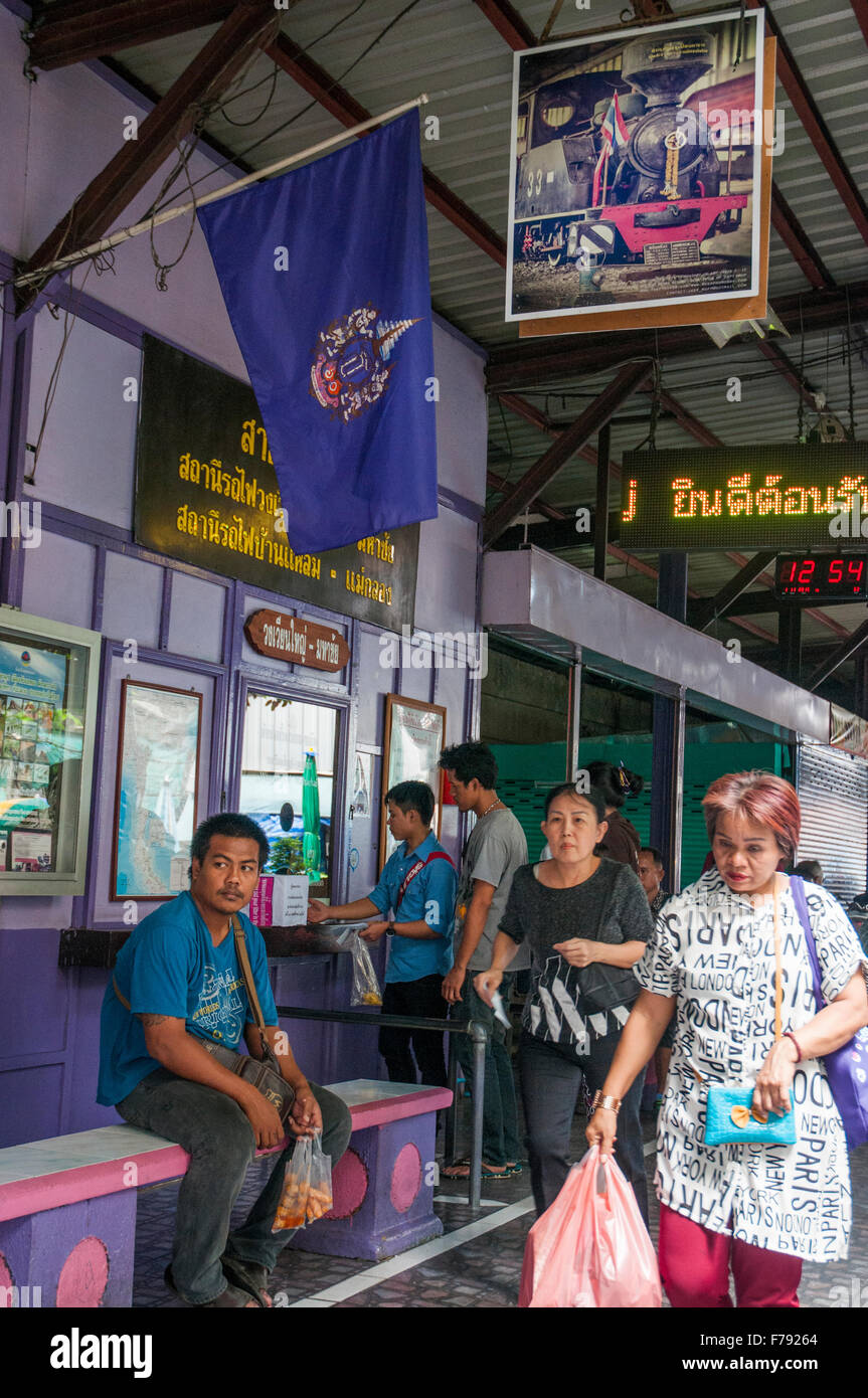 Au guichet, Wongwianyai, Dhonburi, Bangkok, Thaïlande Banque D'Images