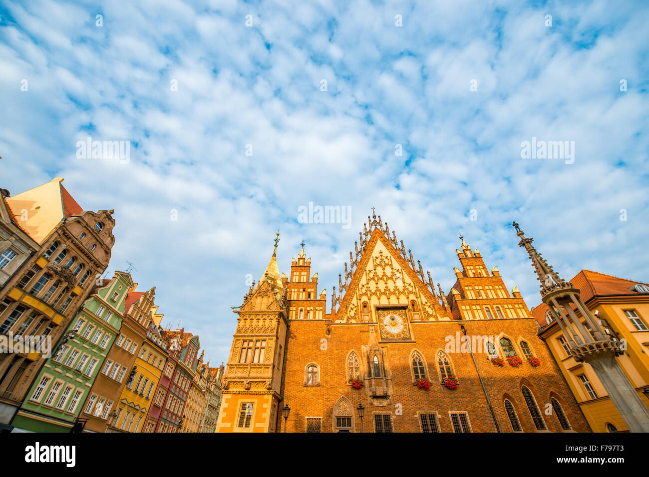 Les façades colorées sur le vieux centre-ville de Wroclaw sur nuageux matin ensoleillé Banque D'Images