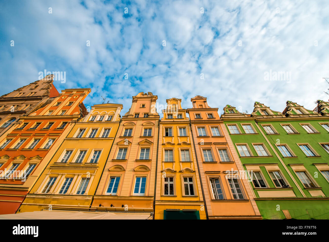 Les façades colorées sur le vieux centre-ville de Wroclaw sur nuageux matin ensoleillé Banque D'Images