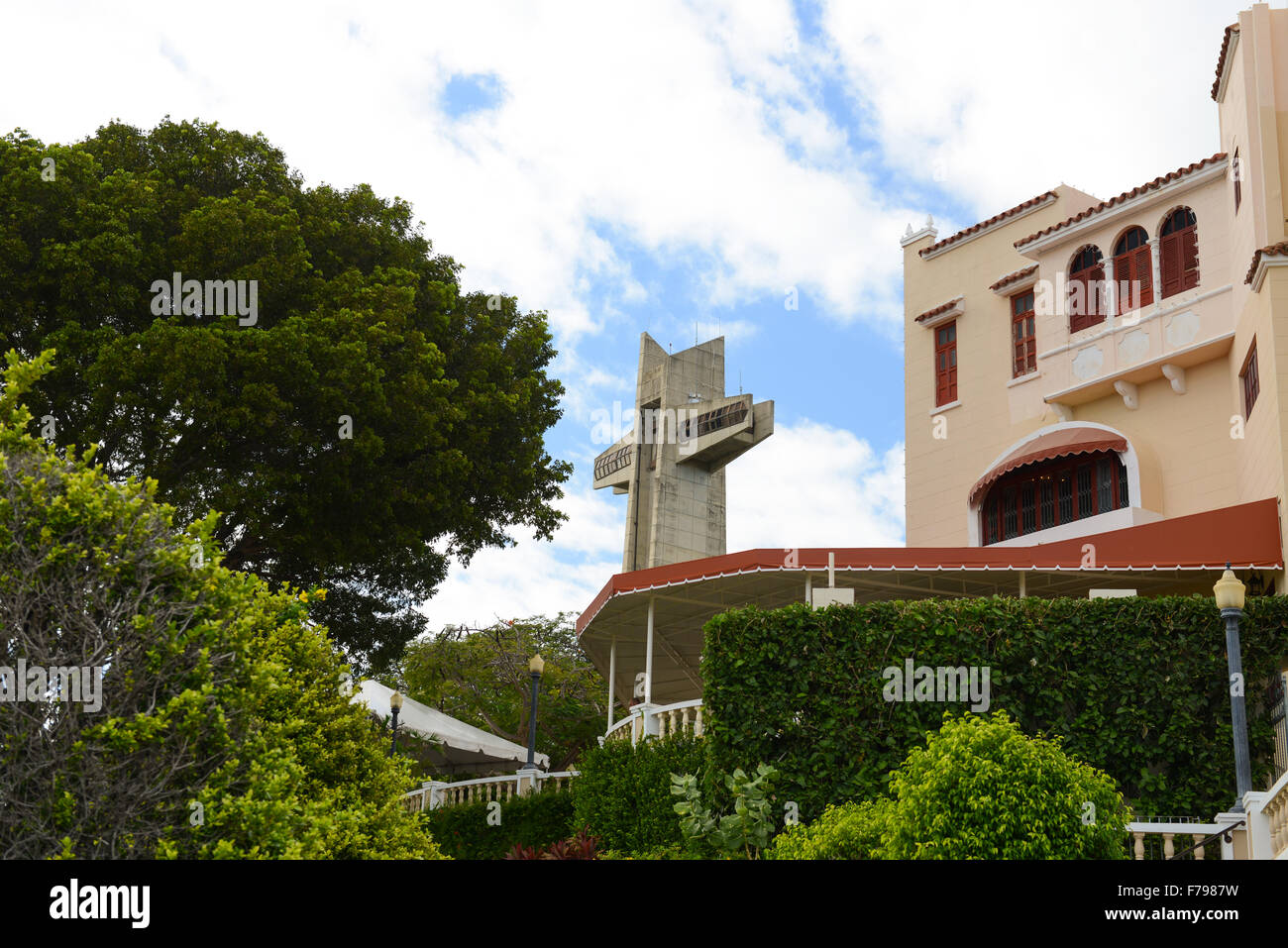 Croix de gardien et une vue partielle de l'Serralles Castle. Ponce, Porto Rico. USA territoire. L'île des Caraïbes. West Indies. Banque D'Images