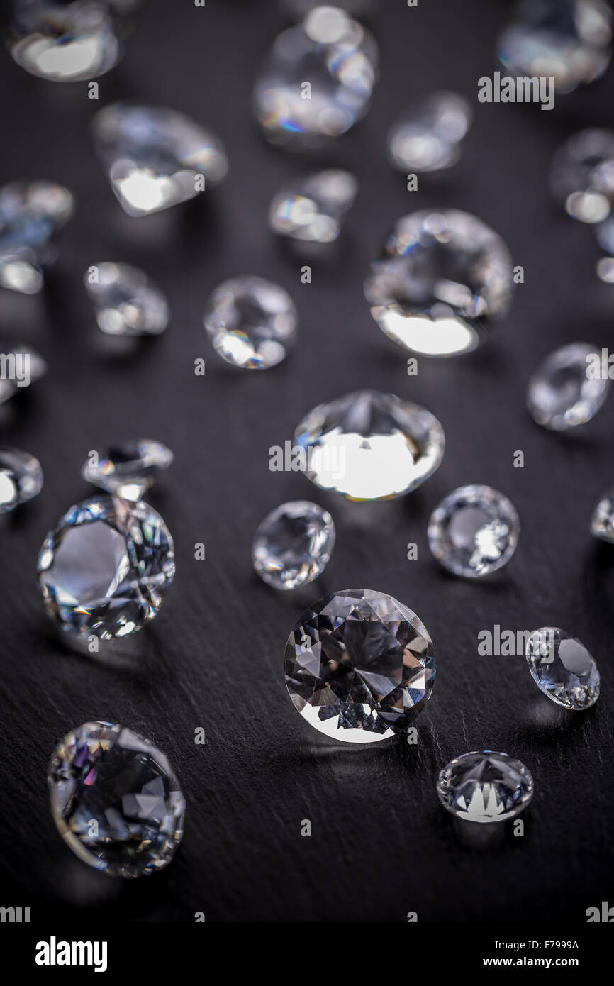Diamants brillant sur fond noir Banque D'Images