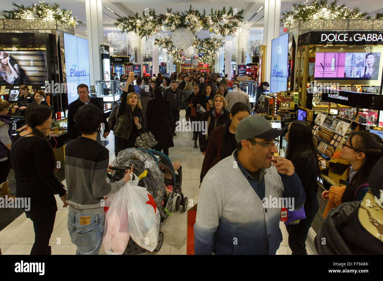 New York, USA. 26 Nov, 2015. Chineurs foule le Macy's Herald Square flagship store à New York, États-Unis, le 26 novembre 2015. Sur l'action de grâces, à 18h, la plupart des magasins Macy's à travers le pays a ouvert ses portes à des milliers de consommateurs lève-tôt à la recherche de Vente, traite et buster porte à temps limité-offres. Cette année, le 'Black Friday' tombe le 27 novembre, qui marque aussi le début de la traditionnelle États-unis saison de magasinage des fêtes. Credit : Muzi Li/Xinhua/Alamy Live News Banque D'Images