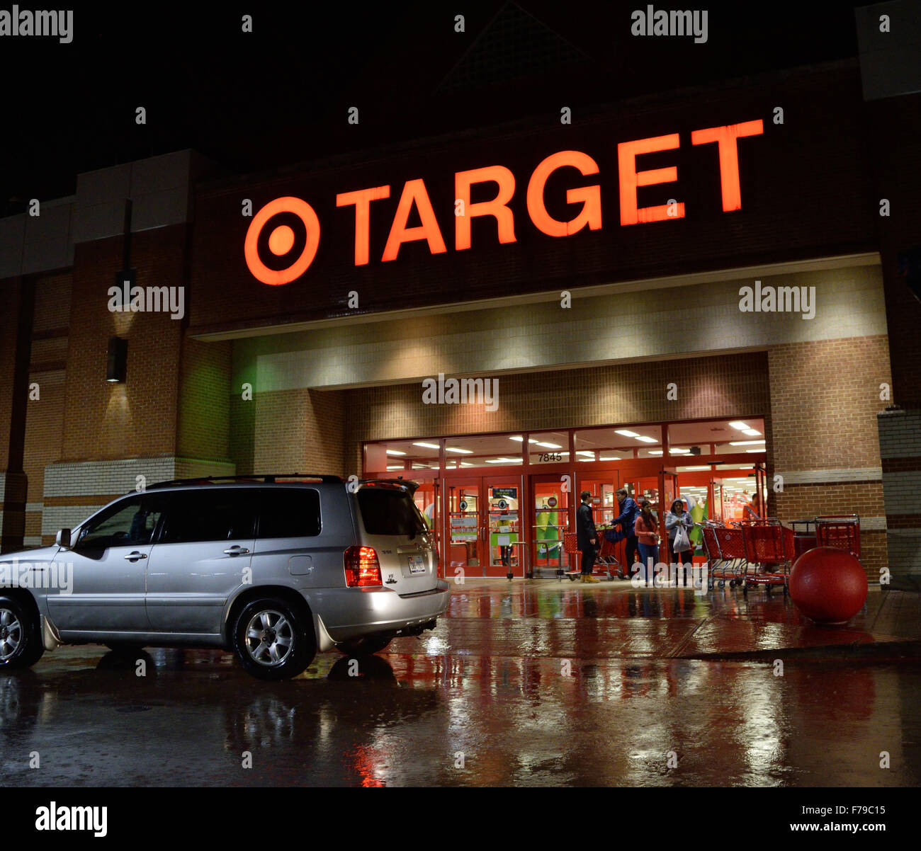 Les clients cible n'a pas peur de se mouiller pour le vendredi noir bonnes affaires ils ont trouvé à l'intérieur de ce magasin Target Banque D'Images