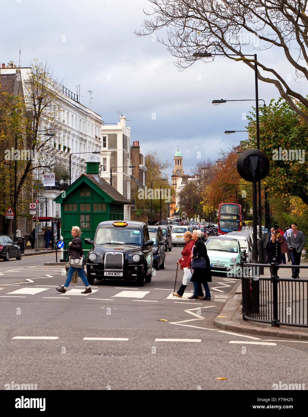 Les chauffeurs de taxis de Londres' reste Spot. La cabane verte au milieu de la route est un point de rencontre pour les chauffeurs de taxi de Londres. Banque D'Images