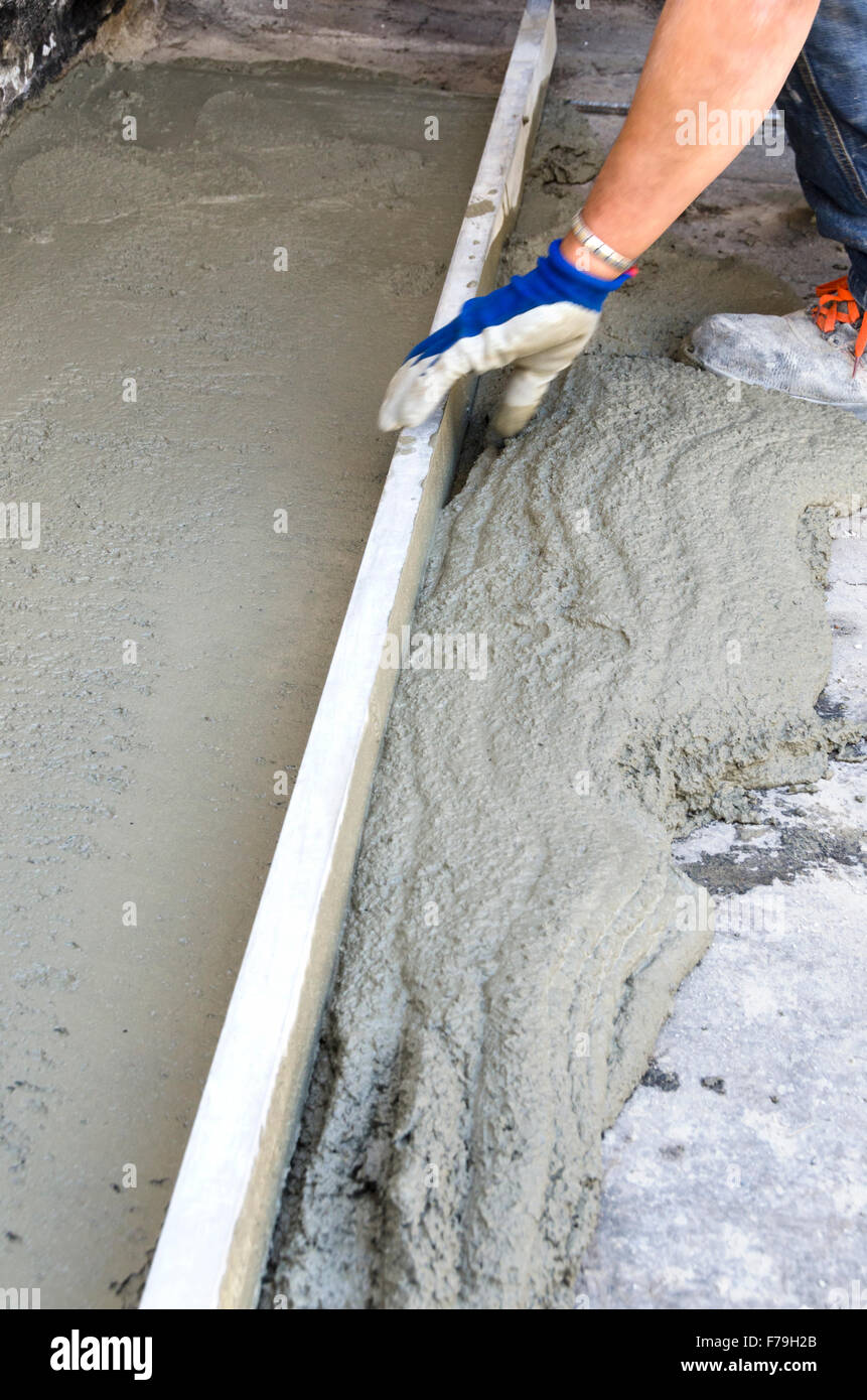 Rigone pour lisser le béton sur un chantier Banque D'Images