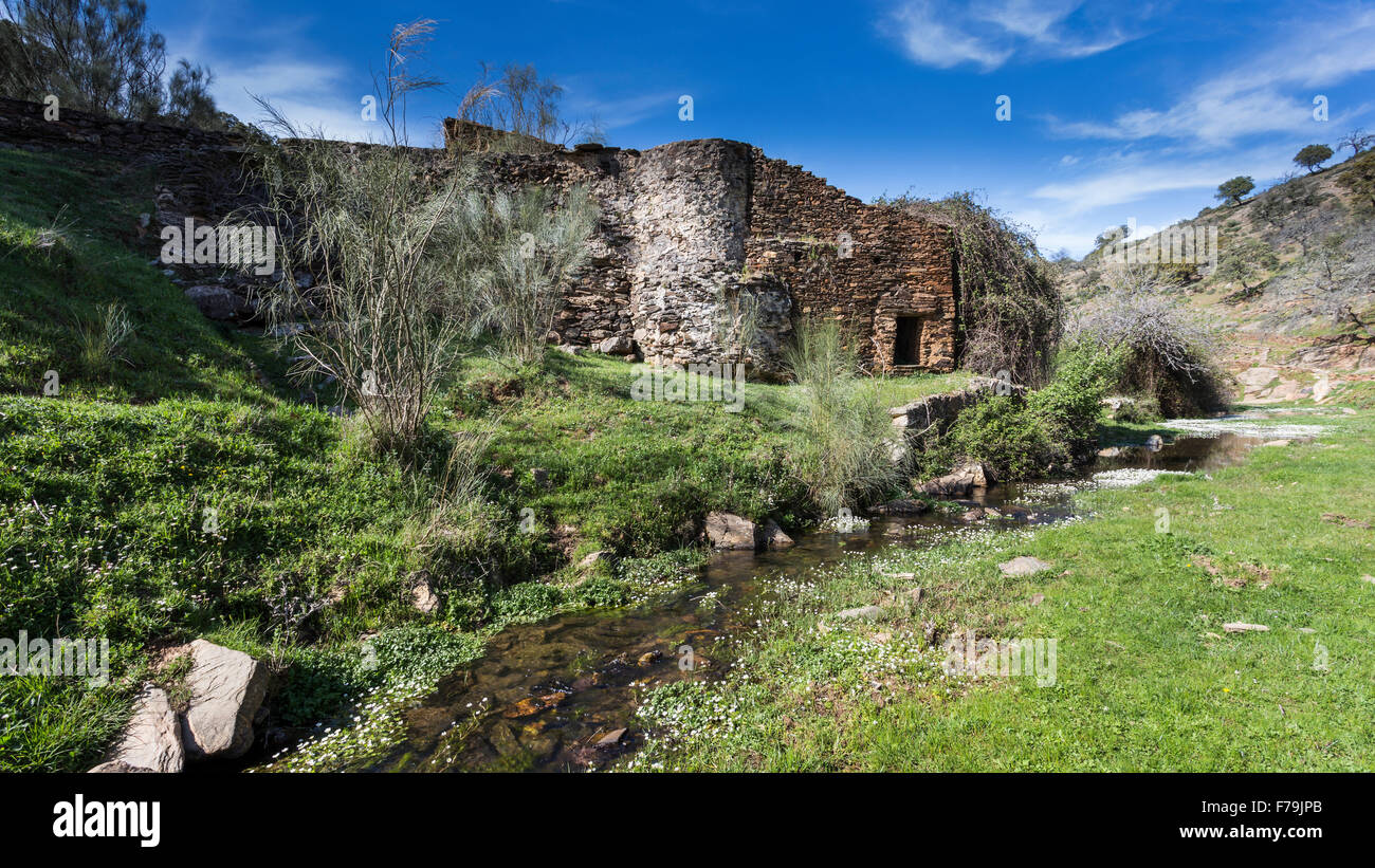 Image de les ruines d'un vieux moulin abandonné au bord d'une rivière Banque D'Images