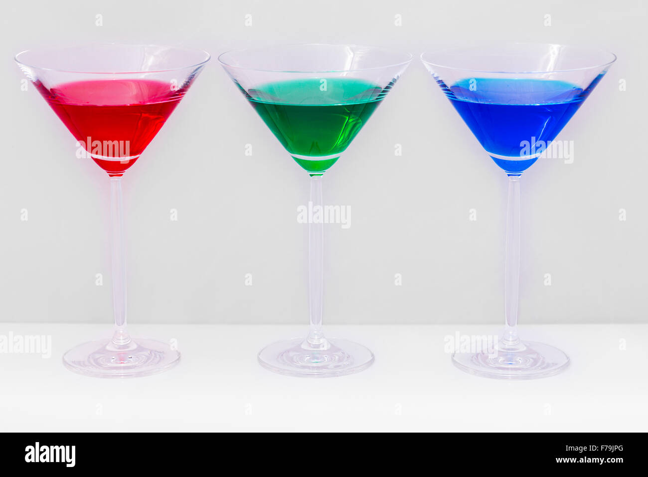 Trois verres de couleurs vert et rouge sur fond blanc Banque D'Images