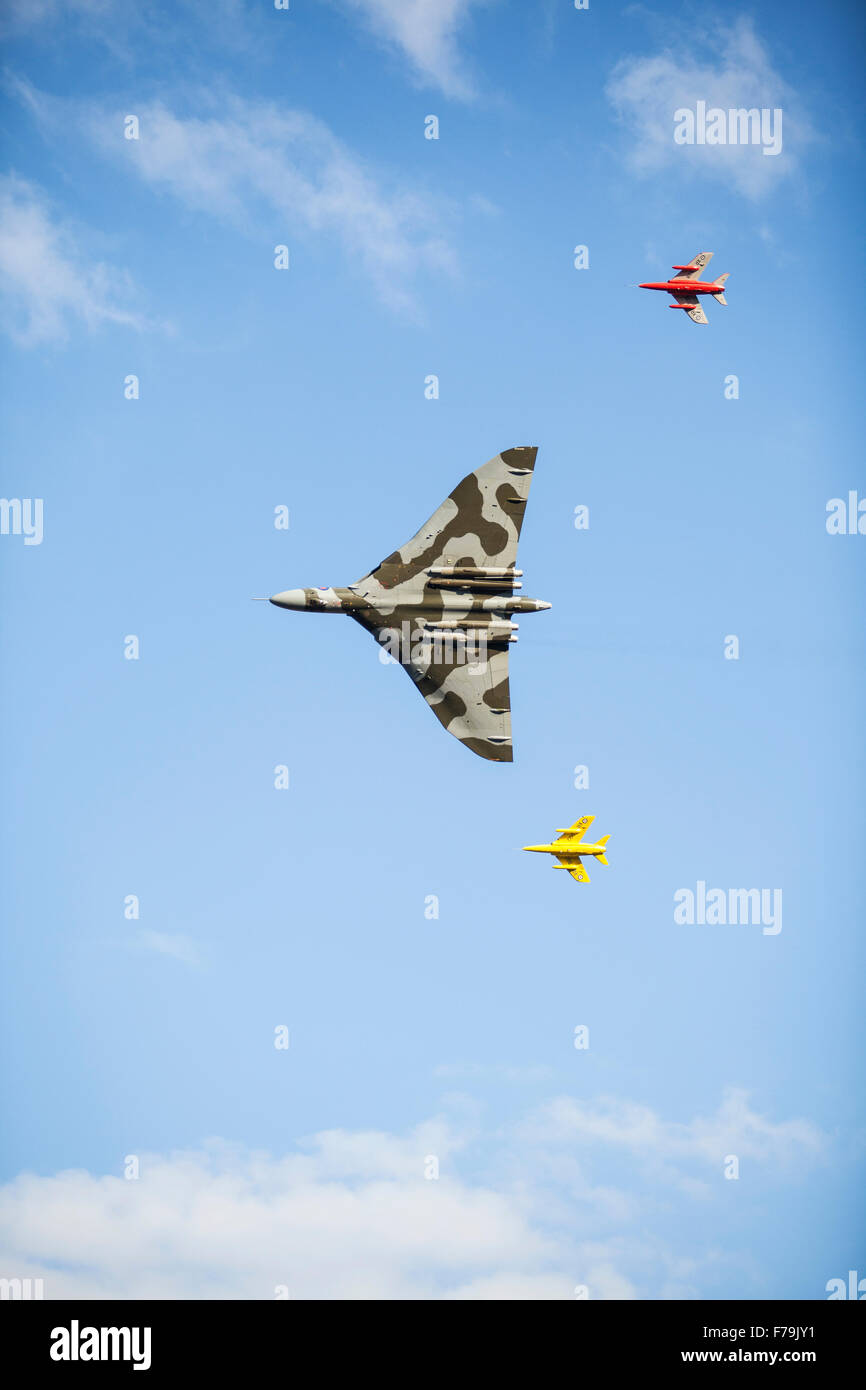 RAF Vulcan bomber flying over Church Fenton aérodrome en 2015 (Leeds East Airport) Banque D'Images