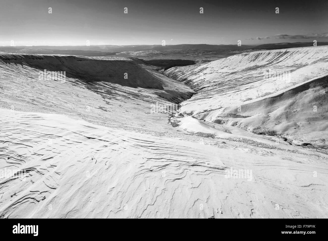 Superbe paysage de montagnes couvertes de neige en hiver en noir et blanc Banque D'Images