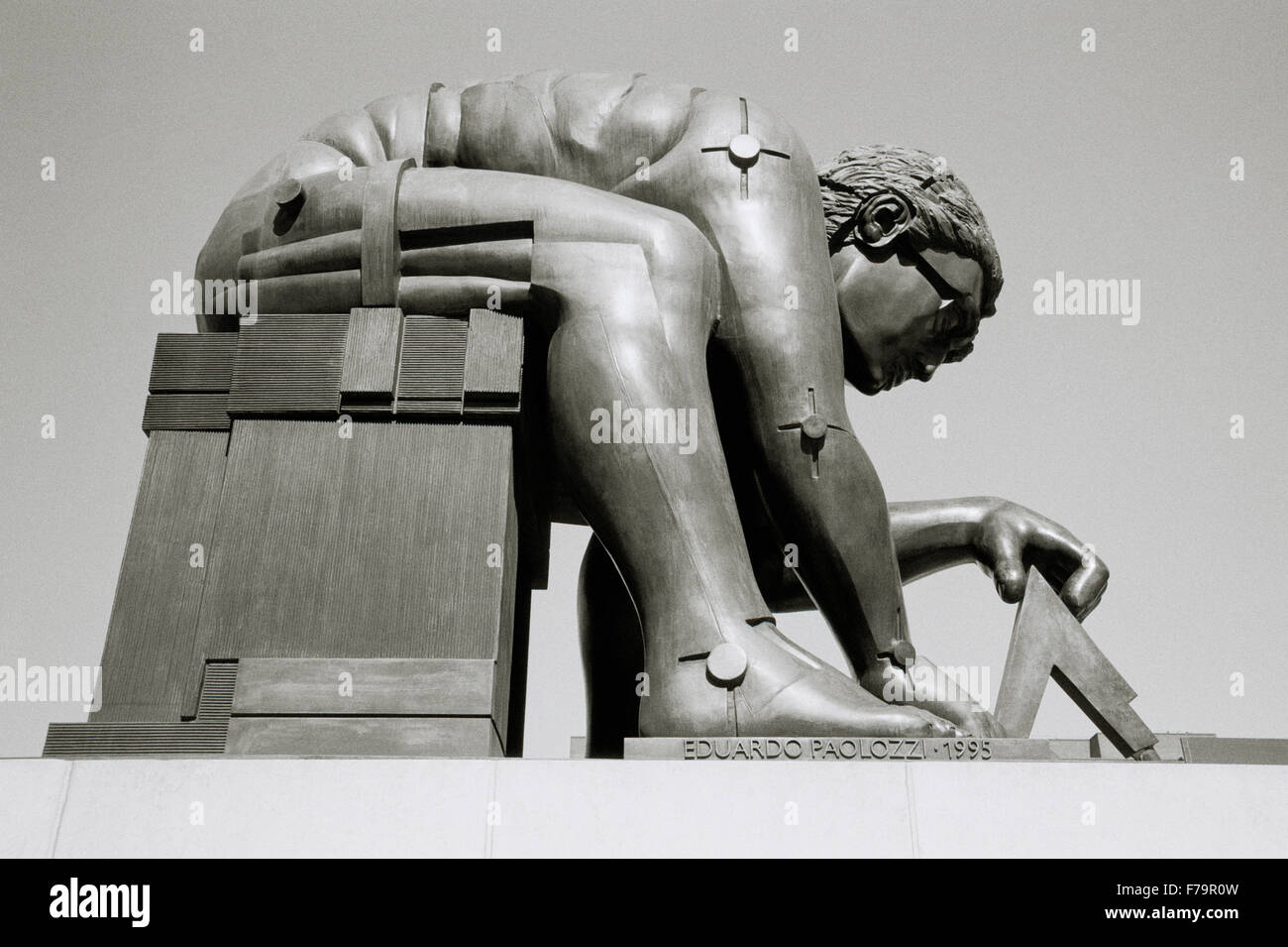 Eduardo Paolozzi sculpture de Sir Isaac Newton à la British Library à Londres en Angleterre en Grande-Bretagne au Royaume-Uni Royaume-Uni. La science Corps Art Banque D'Images