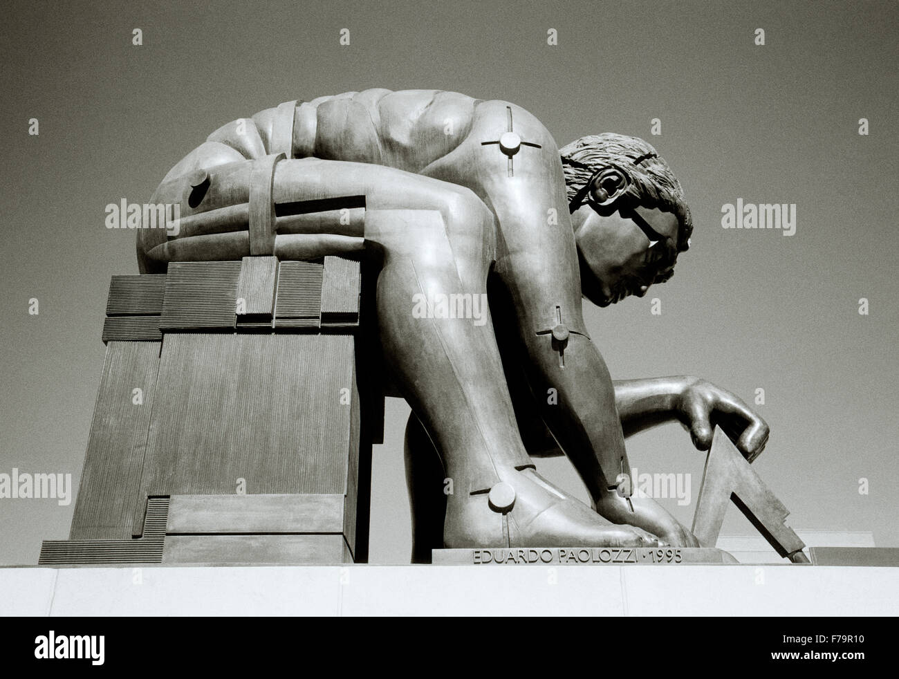 Eduardo Paolozzi sculpture de Sir Isaac Newton à la British Library à Londres en Angleterre en Grande-Bretagne au Royaume-Uni Royaume-Uni. La science Corps Art Banque D'Images