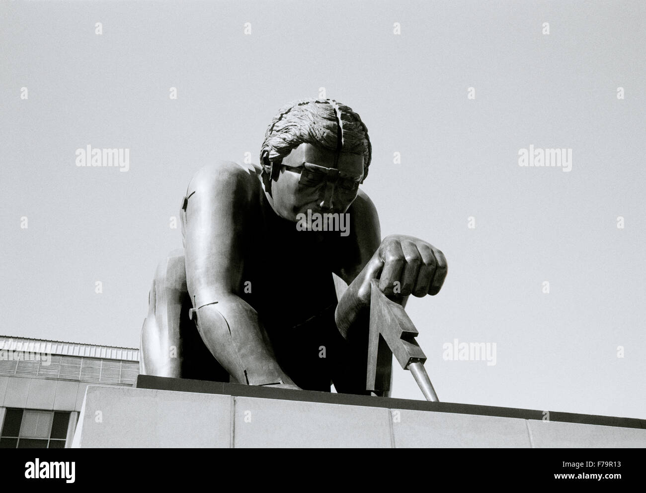 Eduardo Paolozzi sculpture de Sir Isaac Newton à la British Library à Londres en Angleterre en Grande-Bretagne au Royaume-Uni Royaume-Uni. La science Corps Art Banque D'Images