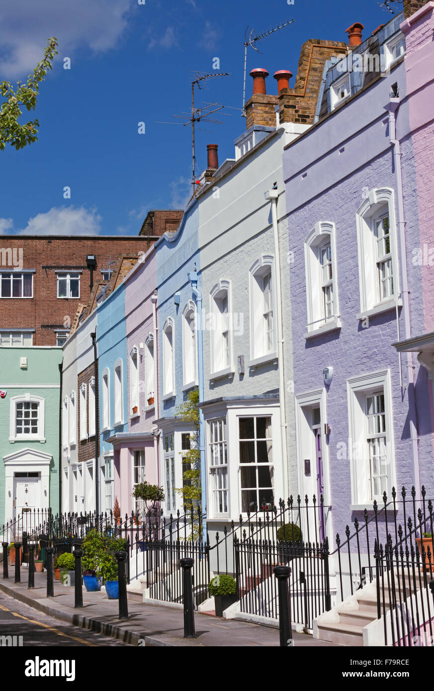 Maisons mitoyennes géorgiennes colorées sur Bywater Street à Chelsea, Londres, Angleterre. Banque D'Images