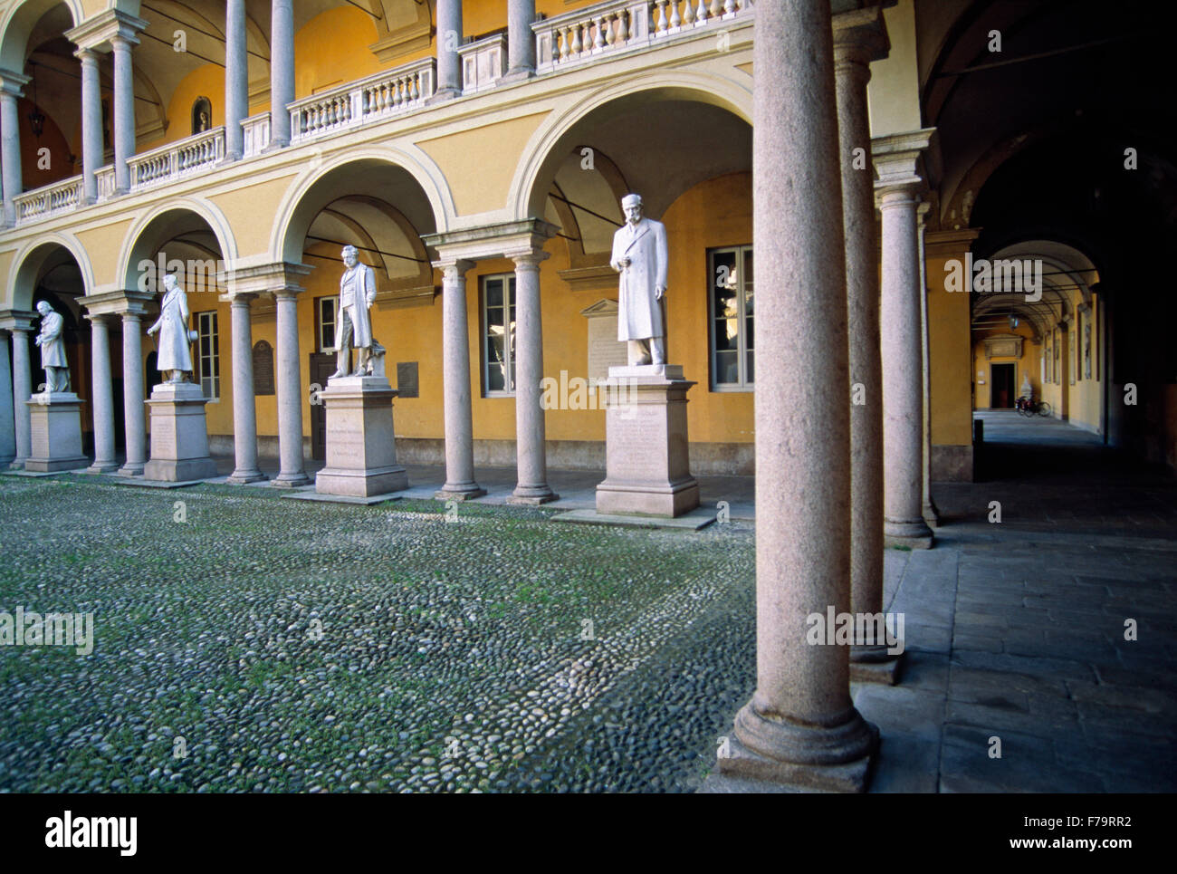 L'Italie, Lombardie, Pavie, cour intérieure de l'Université de Pavie Banque D'Images