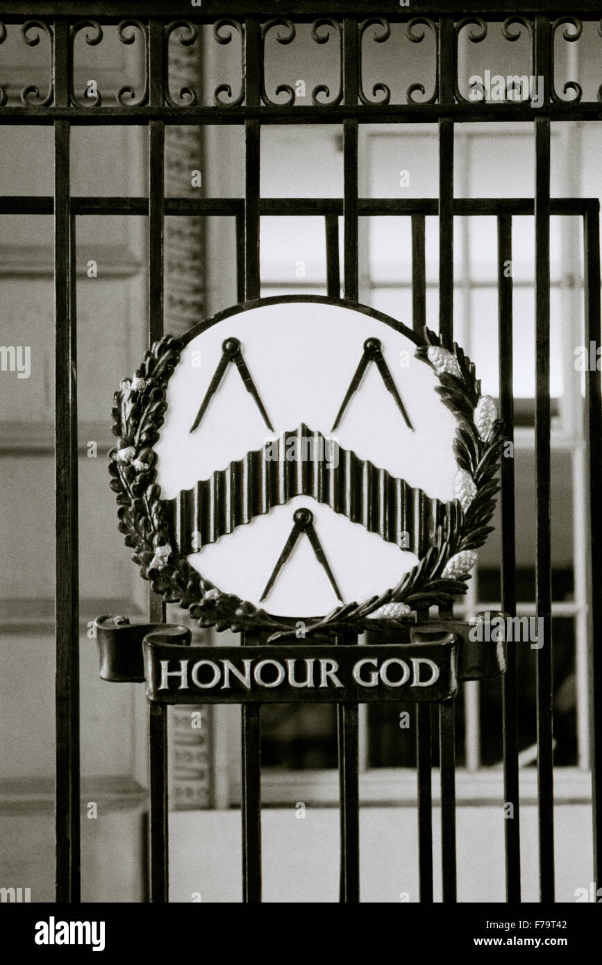 Symbole maçonnique dans la ville de Londres en Angleterre en Grande-Bretagne au Royaume-Uni Royaume-Uni. Symbolisme Insigne Art Symboles Mason étriers étrier Banque D'Images