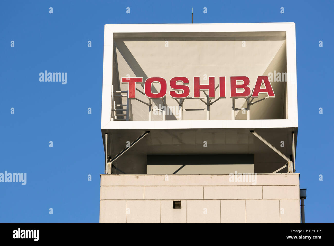 Tokyo, Japon. 27 novembre, 2015. Affichage Toshiba pancarte sur l'extérieur de son bâtiment le 27 novembre 2015, Tokyo, Japon. Toshiba a annoncé une perte d'exploitation de 290 millions USD à partir de sa filiale d'affaires nucléaires Westinghouse Electric Co. depuis 2006, l'année qu'il a acquis l'entreprise américaine. Le magazine japonais Nikkei Business avaient signalé plus tôt ce mois que Toshiba n'a jamais divulgué les performances de Westinghouse, ce qui a amené cette annonce. Credit : Rodrigo Reyes Marin/AFLO/Alamy Live News Banque D'Images