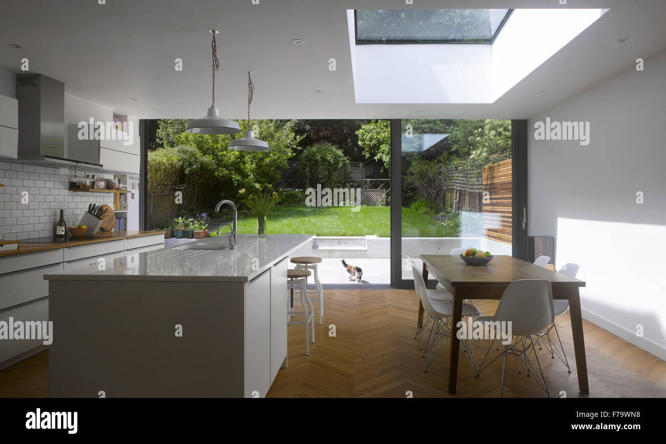 Salle à manger et cuisine dans la maison avec vue à travers des portes de jardin Banque D'Images