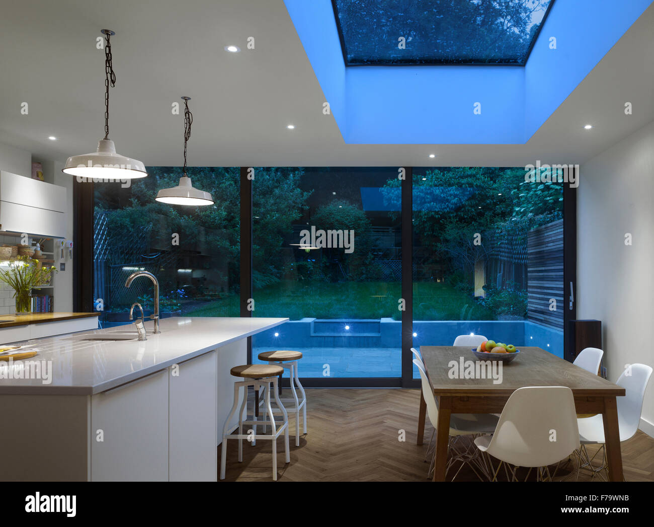 Photo de nuit de la cuisine/salle à manger en France Accueil Banque D'Images