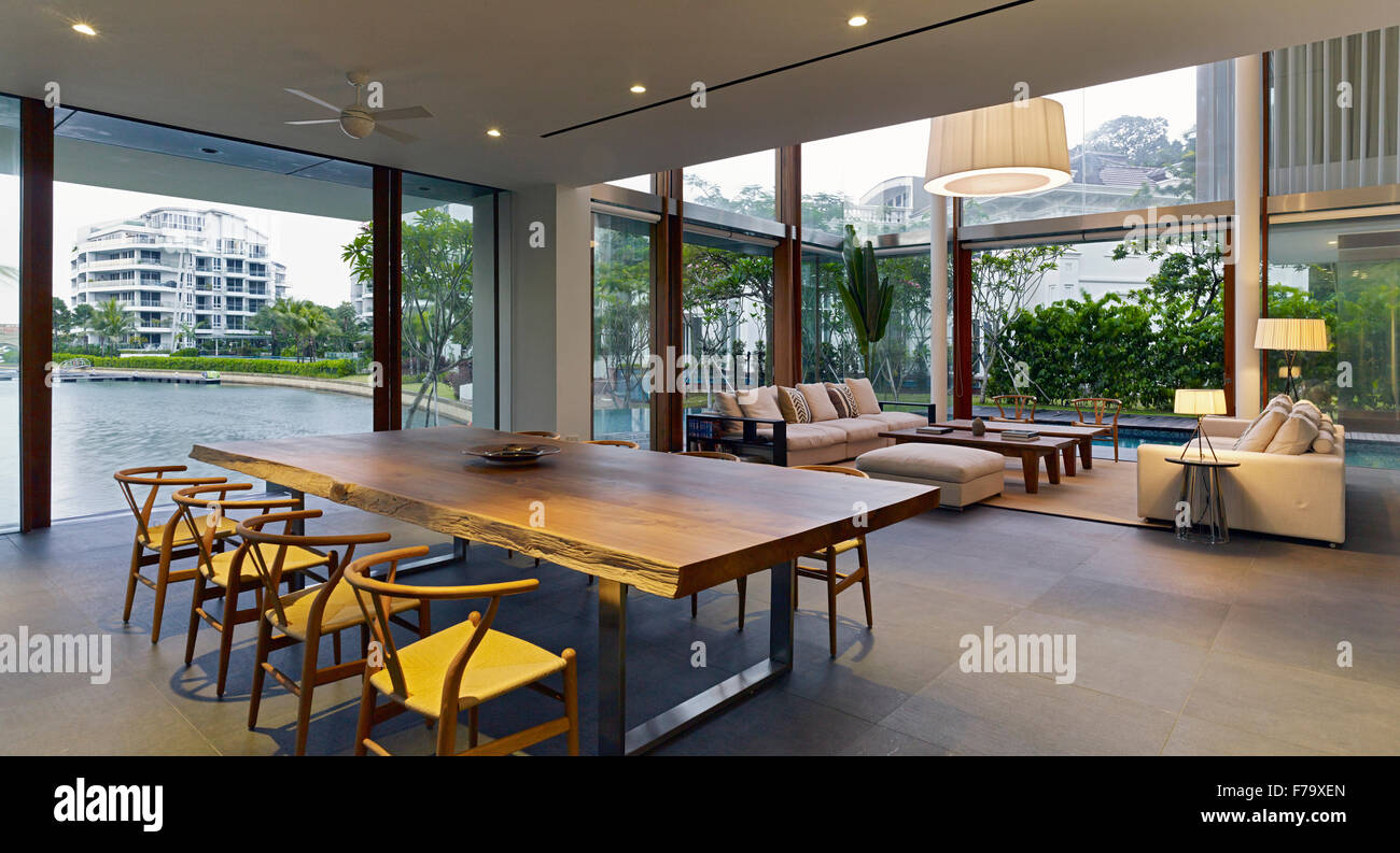 Intérieur salon/coin repas, chambre dans une maison dans la Crique, Sentosa, Singapour conçu par Robert Greg Shand Architectes Banque D'Images