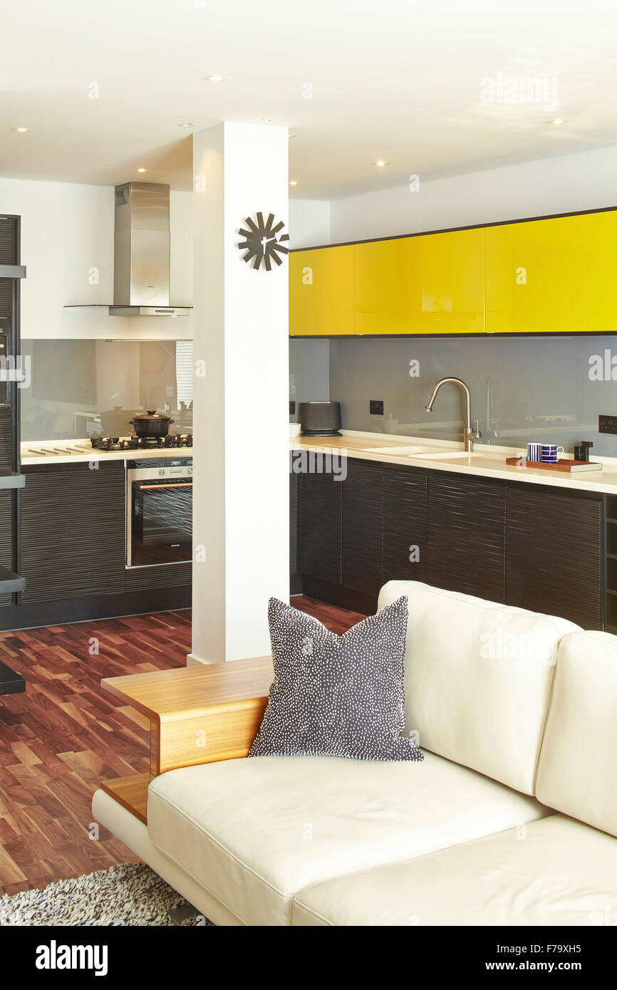 Plan ouvert salon et cuisine dans appartement de 2 chambres, Farringdon, London, England, UK Banque D'Images