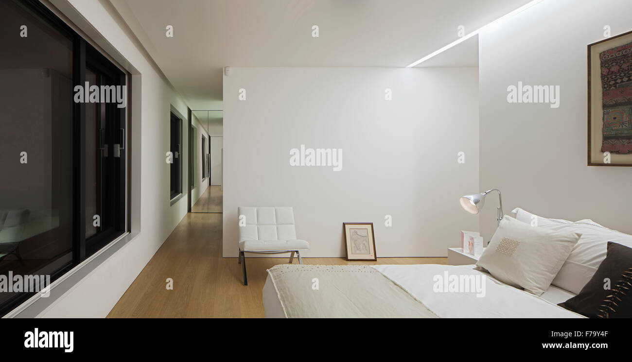 Chambre moderne et lit dans la maison familiale moderne 2013, design by trouvés Associates Banque D'Images