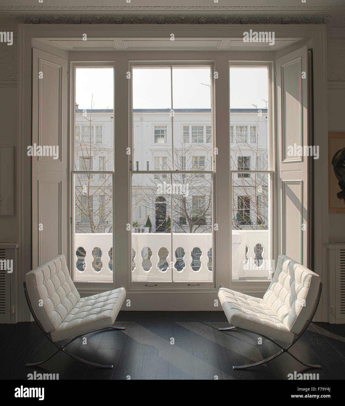 Mobilier classique par fenêtre en baie dans la famille moderne home 2012, design by trouvés Associates Banque D'Images
