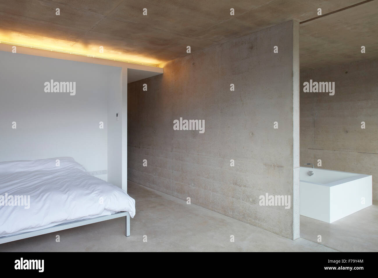 Salle de bains chambre à coucher minime dans mas la conversion, Cotswolds, 2012 design by trouvés Associates Banque D'Images