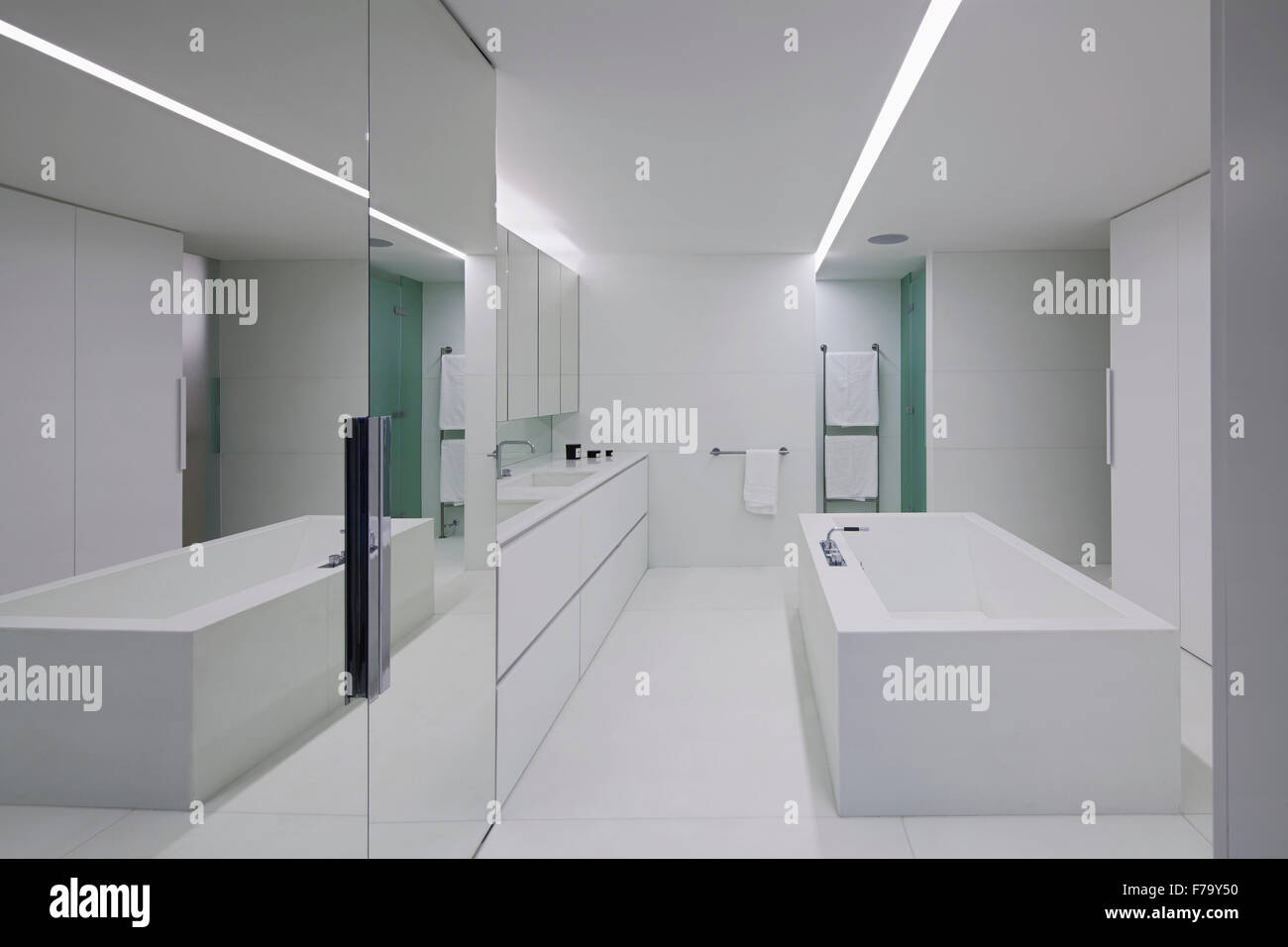 Salle de bains avec baignoire unique dans une famille moderne home 2013, design by trouvés Associates Banque D'Images