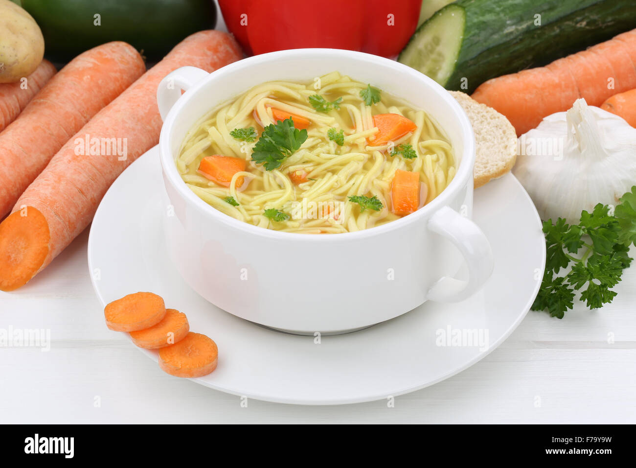 Repas dans la soupe de nouilles nouilles avec tasse Banque D'Images