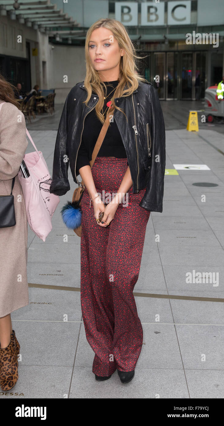 Laura Whitmore photo de quitter le studio de Radio 1 après être apparu en tant qu'invité sur le nick Grimshaw Breakfast Show avec : Laura Whitmore Où : London, Royaume-Uni Quand : 27 Oct 2015 Banque D'Images