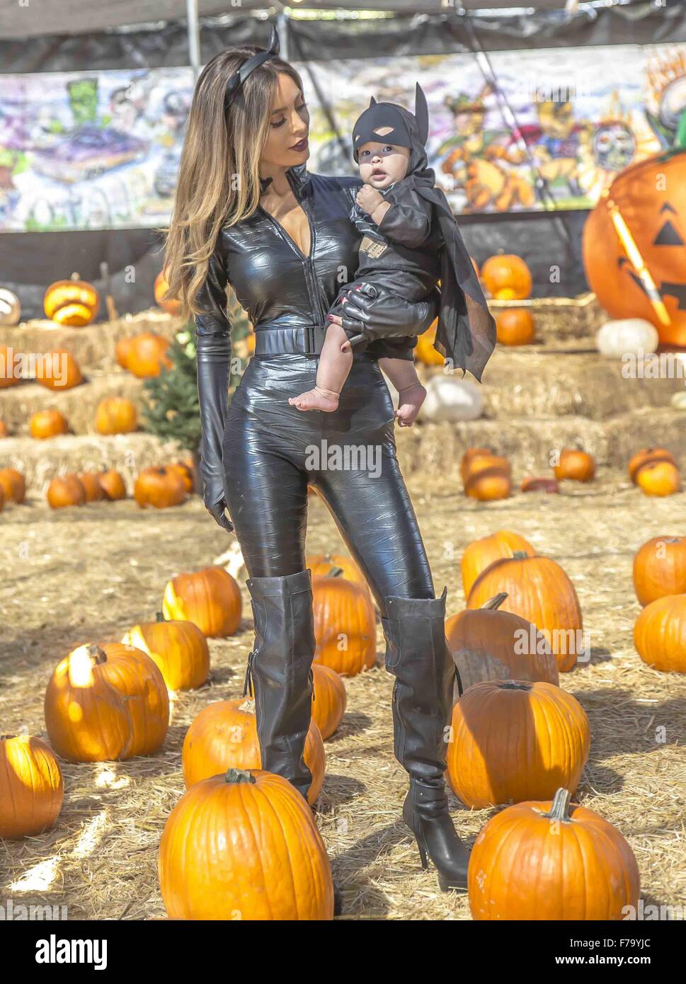 Sarah Pose Etape Lors D Un Photoshoot Theme De L Halloween Avec Son Bebe Garcon James A La Toluca Lake Festival De La Citrouille Zoo Pour Enfants Le Modele De Lingerie Et Son Sarah Pose Etape Lors D Un Photoshoot Theme De L Halloween Avec Son Bebe Garcon James A La Toluca Lake Festival De La Citrouille Zoo Pour Enfants Le Modele De Lingerie Et Son