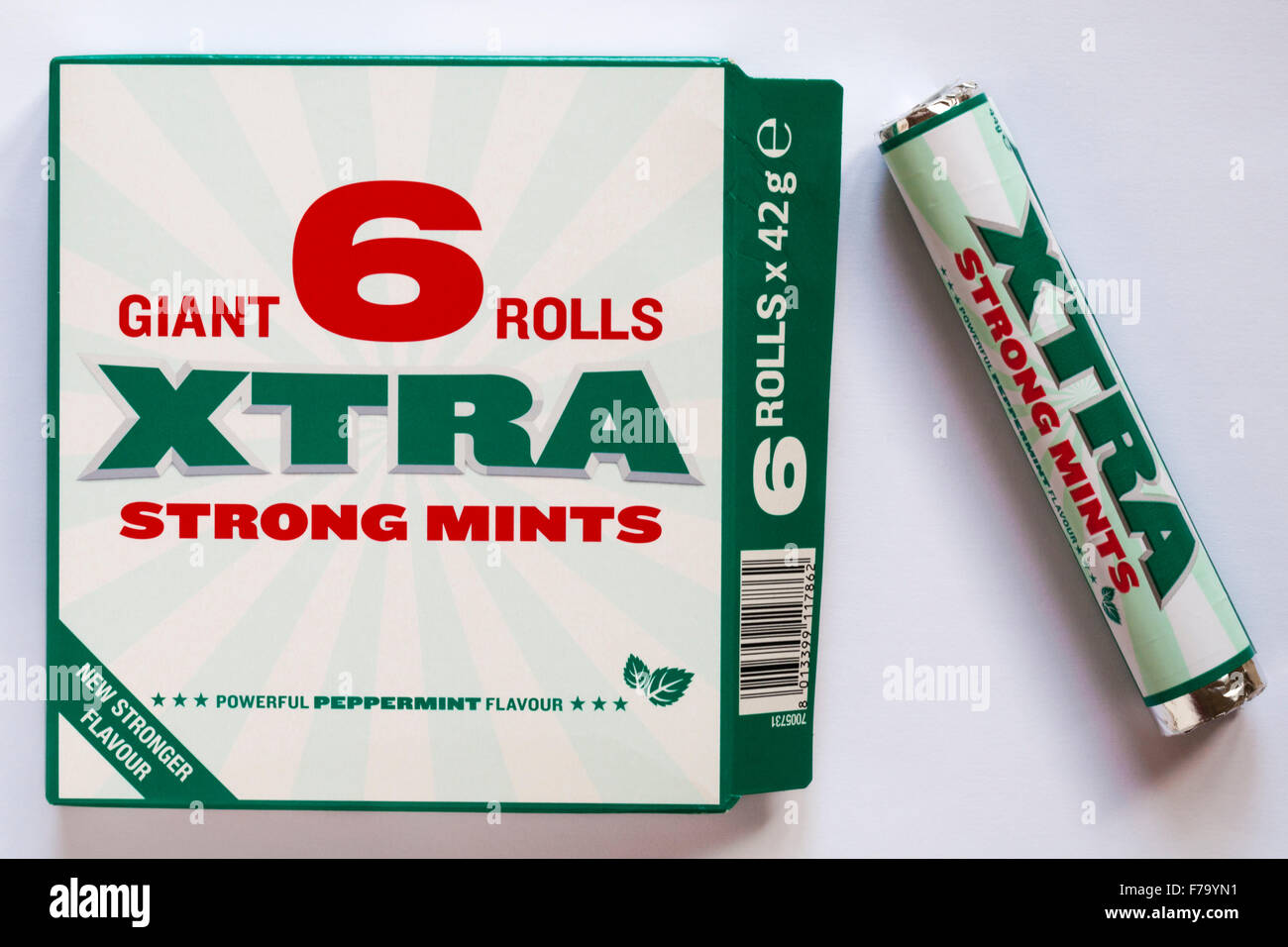 Fort de 6 rouleaux géant bonbons menthe xtra strong avec un rouleau retiré isolé sur fond blanc - bonbons bonbons Banque D'Images