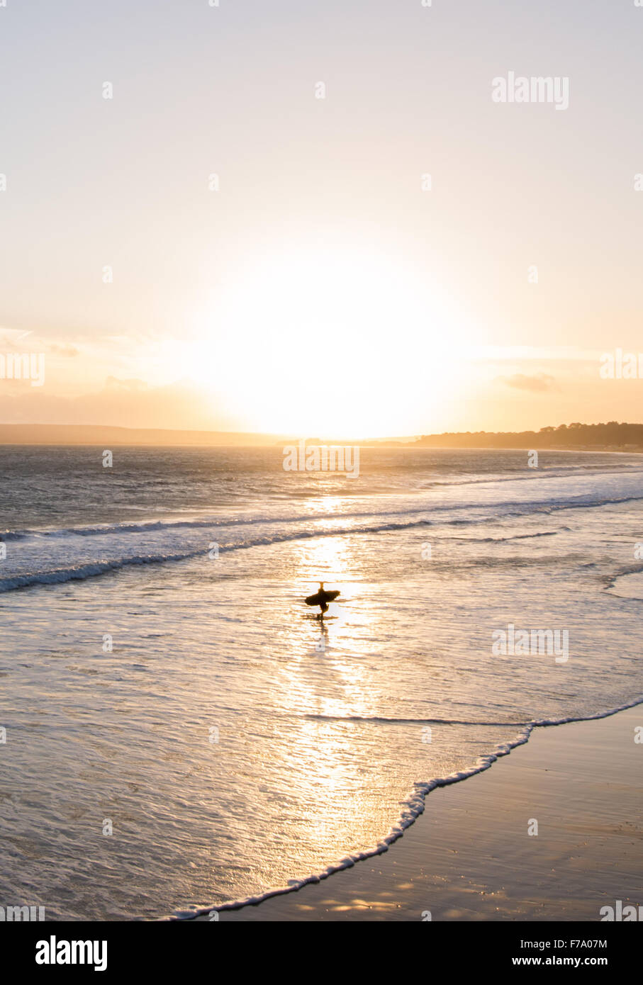 Surfeur sur la plage Banque D'Images