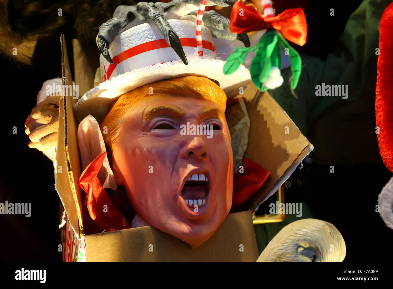 Donald Trump le scrooge, dans une fenêtre d'affichage magasin costume Banque D'Images